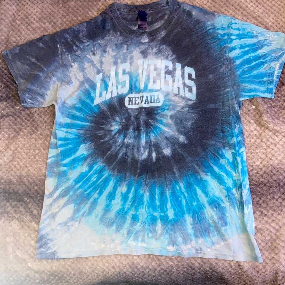 Authentic Las Vegas color shirt it’s a size XL in men and selling it for $25.